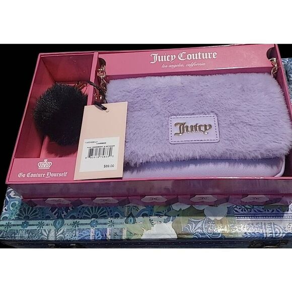 NWT~JUICY COUTURE Fuzzy Lavender Crossbody Purse & Black Fuzzy Keyring Gift Set - Picture 4 of 6